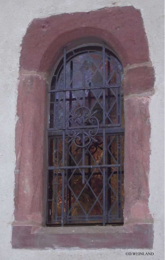 Fenêtre romane à l’arrière du chœur